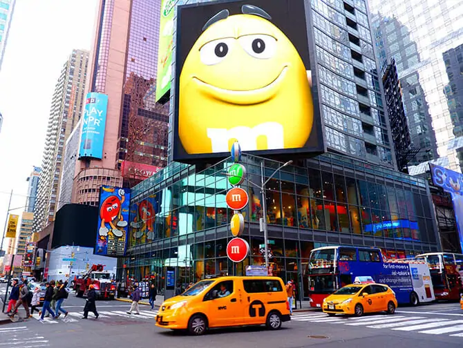 Airport Transfers Taxi & Limousine Service Riedweg M&M's Store on Times Square - NewYork.co.uk